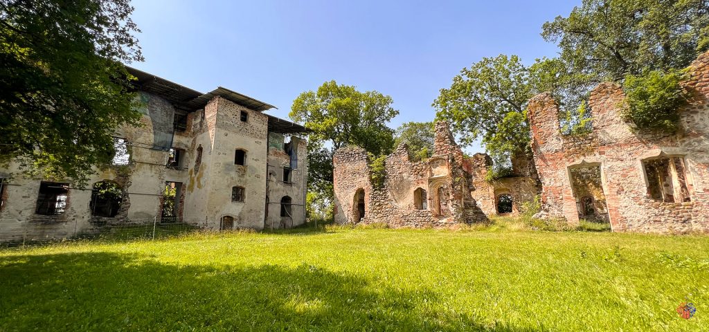 Schlossruine Putzar mit Park in MecklenburgVorpommern