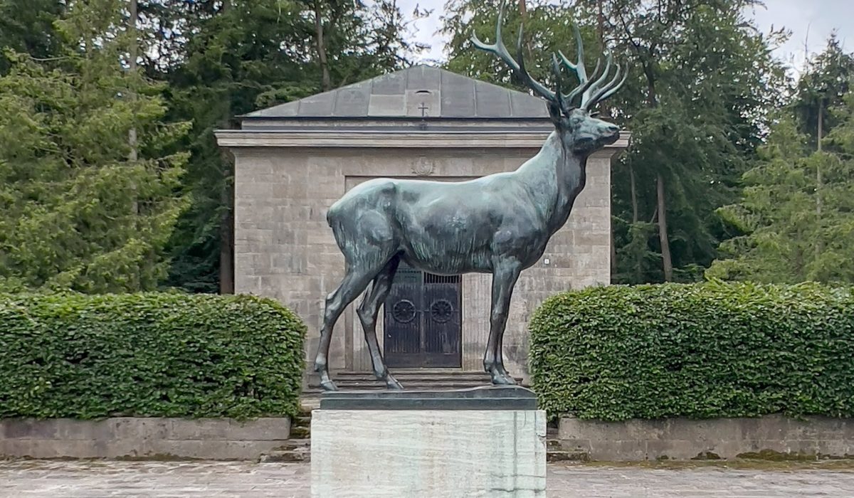 Mausoleum Friedrichswalde mit Bronzenen Hirsch © Historische Häuser