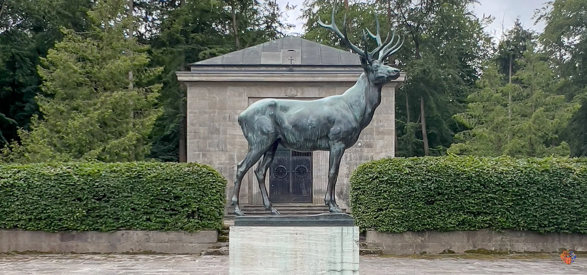 Mausoleum Friedrichswalde mit Bronzenen Hirsch © Historische Häuser